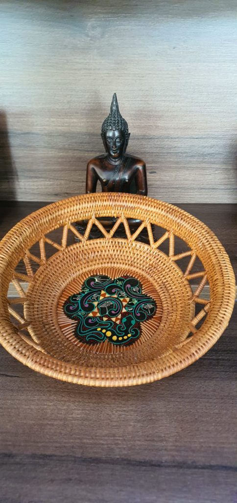 Rattanból készült kenyérkosár színes fa betétekkel