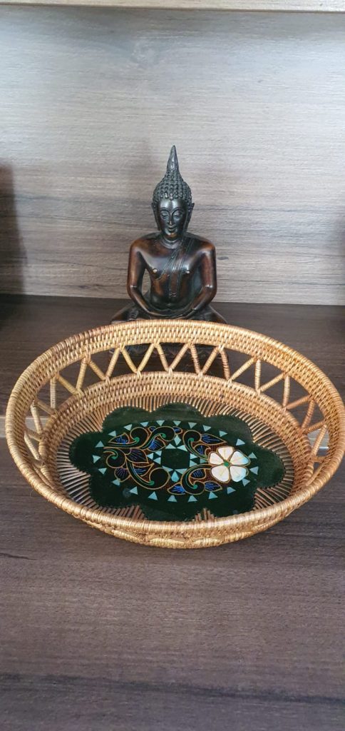 Finom rattanból készült ovális kenyérkosár színes fa betétekkel