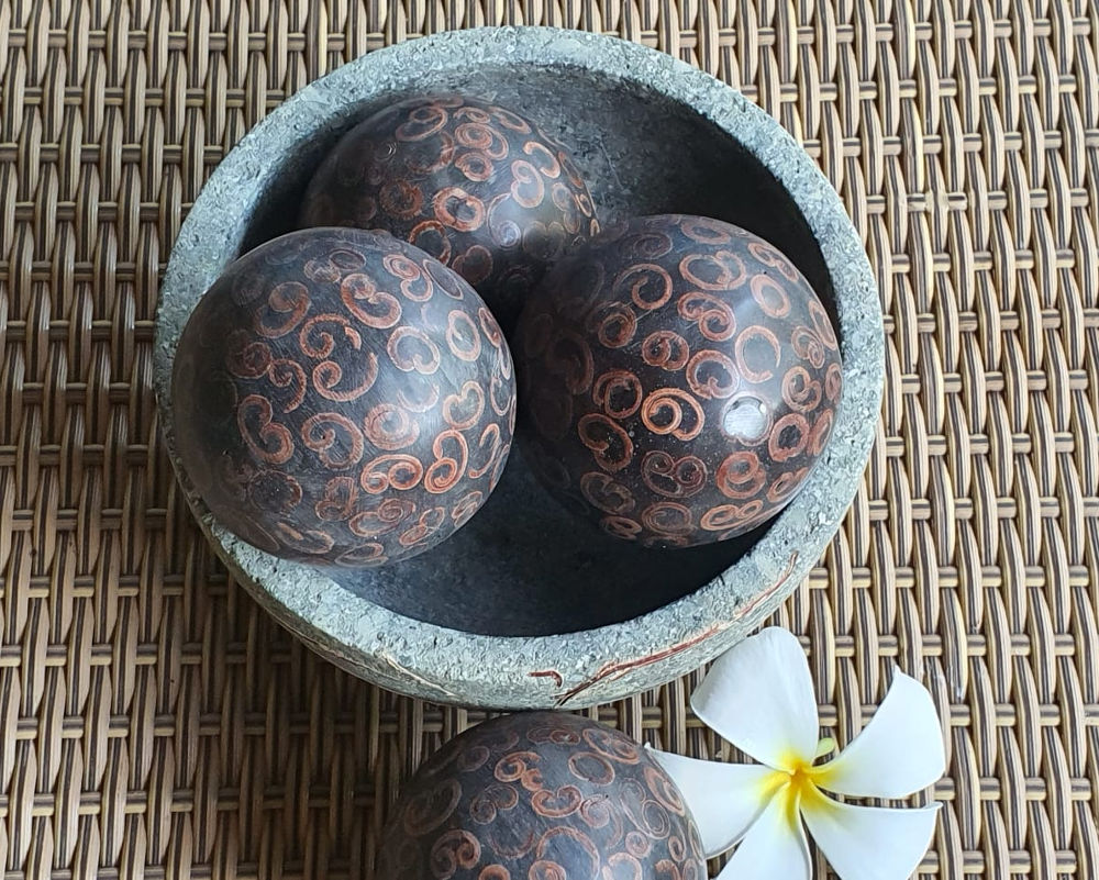 Illatos fa golyók fahéj berakással - barna