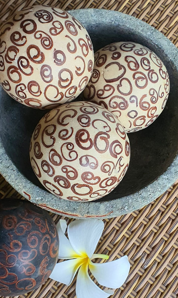 Kézműves, fa golyók, fahéj berakással- világos