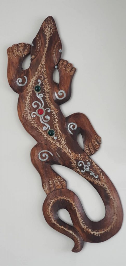 Kézműves gekkó-albesia fából