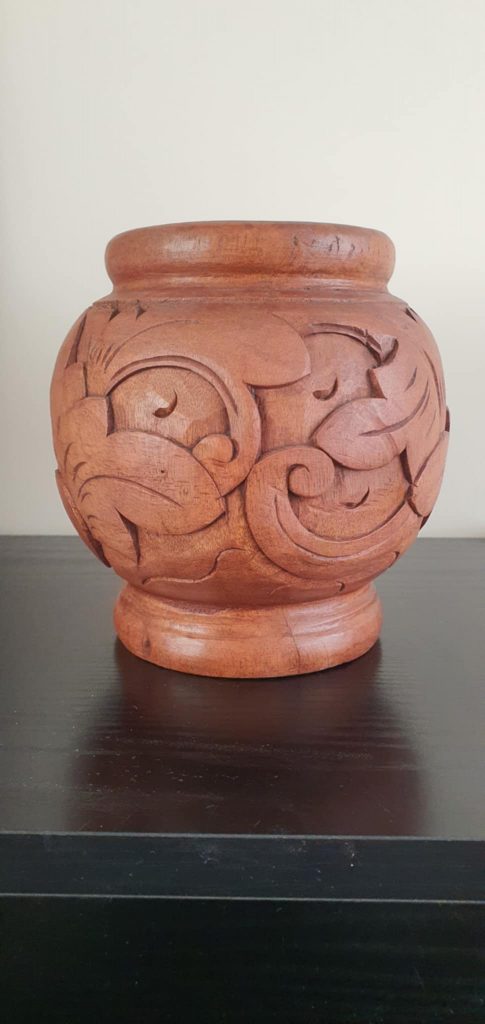 Faragott váza-teak fából