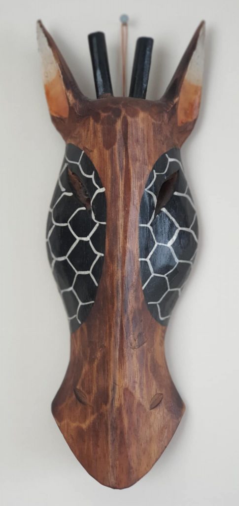 Zsiráf maszk-dekoráció albesia fából