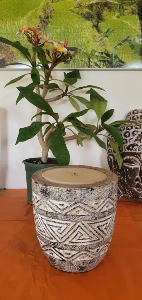 Gyertyatartó,kézzel faragott tartóban