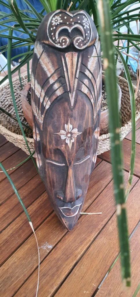 Balinéz maszk-dekoráció albesia fából