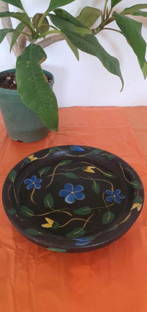 Fekete dísztál, plumeria virággal