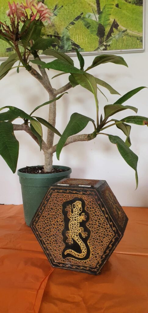 Hatszögletű fa doboz bali motívummal