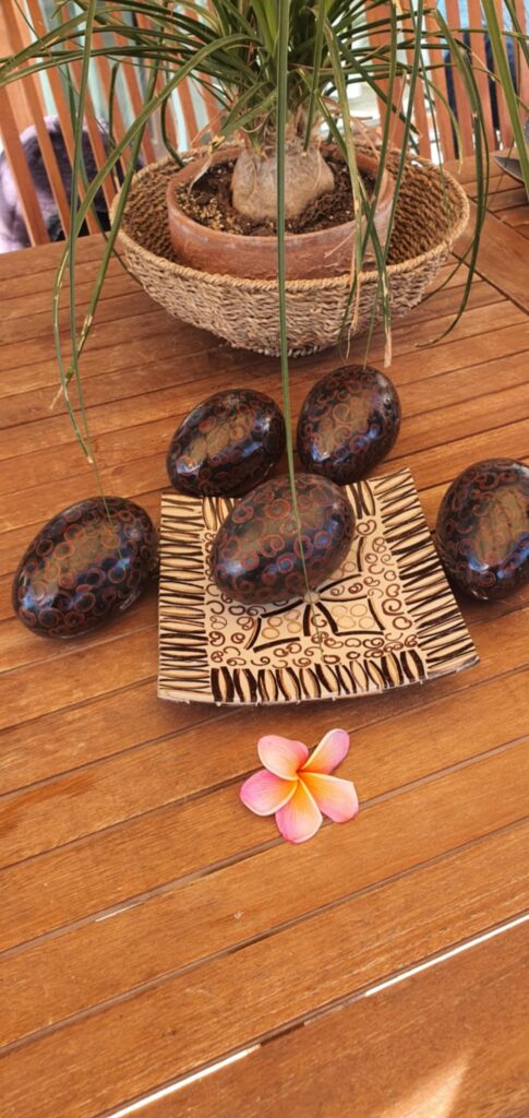 Illatos,kézműves, fa golyók, fahéj berakással- világos-tojásdad-sötét