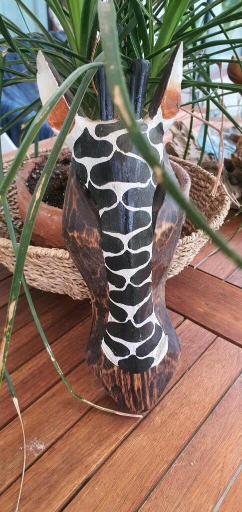 Zsiráf maszk-dekoráció albesia fából