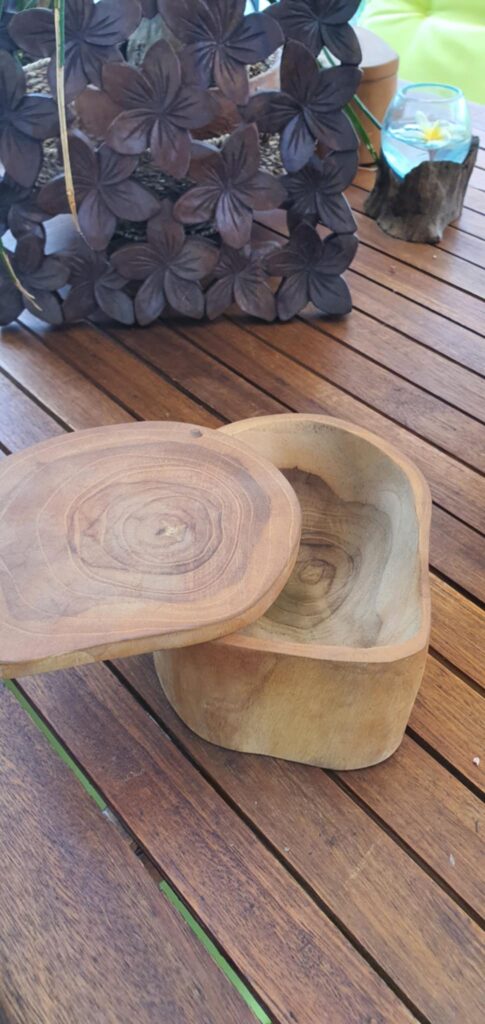 Teakfa doboz-tetővel