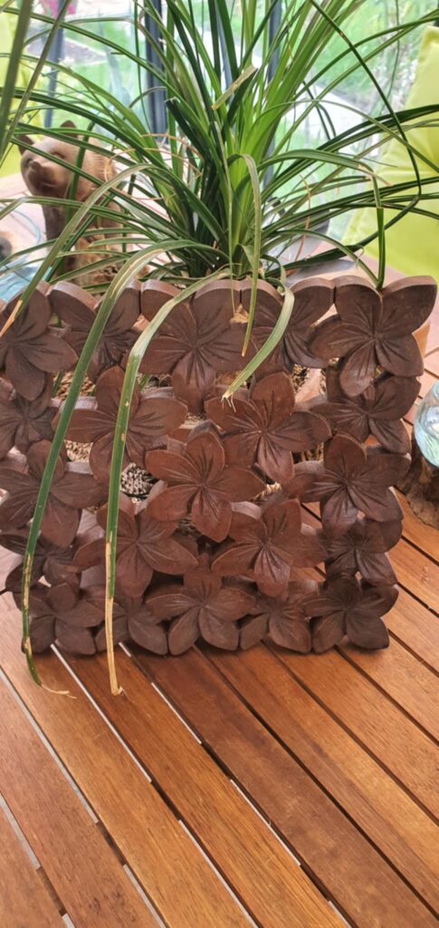 Teakfa dekoráció plumeria virággal